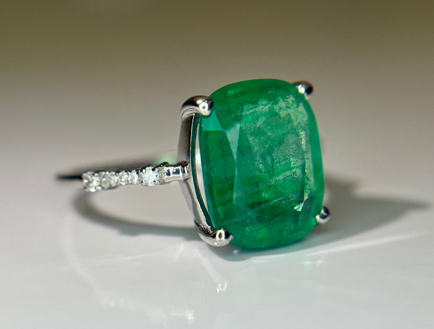 Beautiful 3.40 CT Natural Emerald Ring With Natural Diamonds & Platinum 950