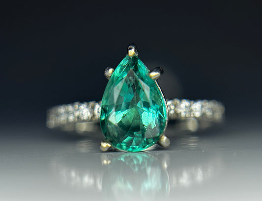 Beautiful Natural Emerald With Natural Diamonds & 18k Gold