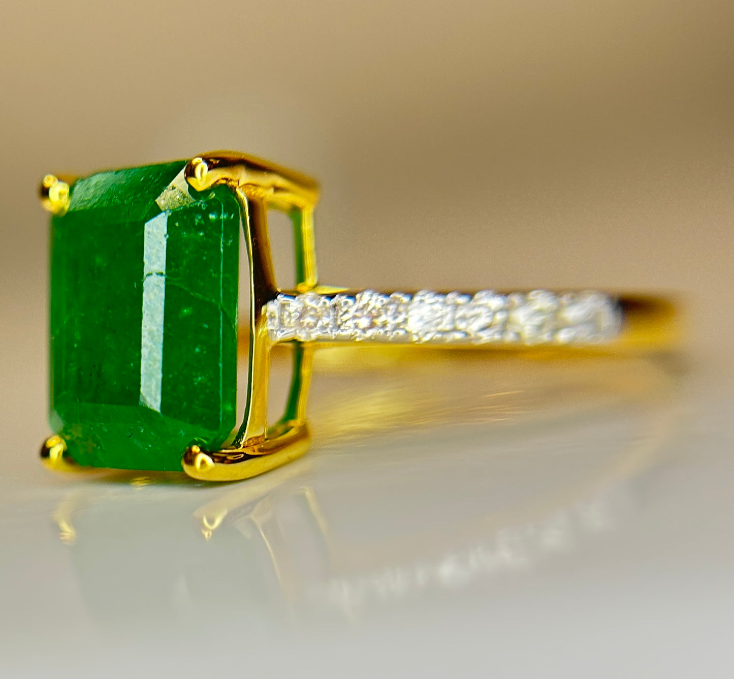 Beautiful Natural Emerald 2.96 CT With Natural Diamonds & 18k Gold