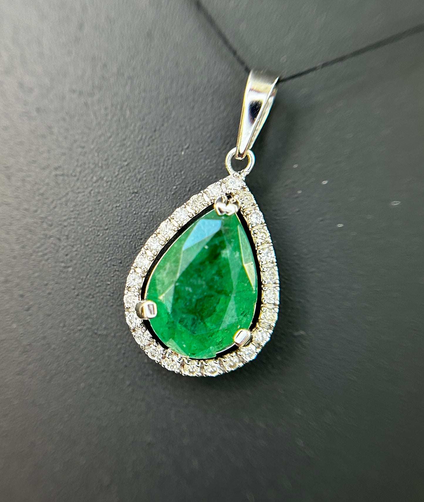 Beautiful Natural Emerald 4.16CT With Natural Diamonds & 18k Gold