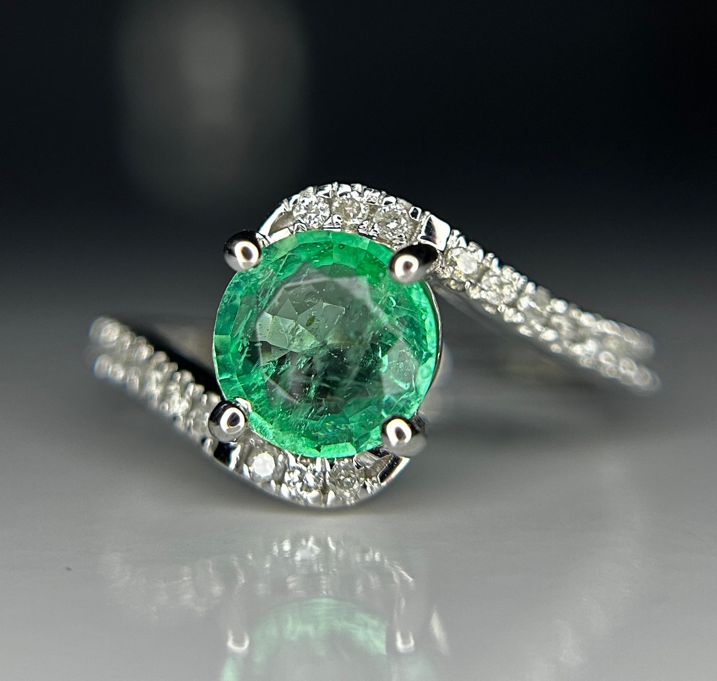 Beautiful 1.00ct Natural Emerald With Natural Diamonds & 18k Gold