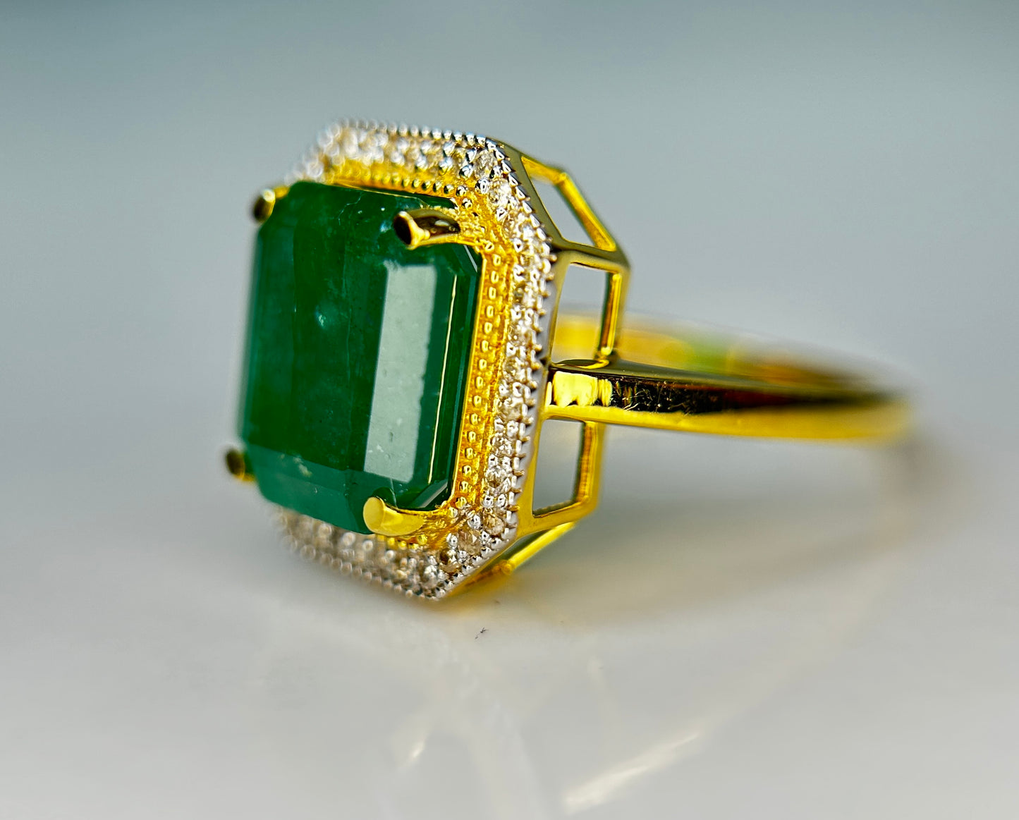 Beautiful Natural Emerald 3.99ct With Natural Diamonds & 18k Gold