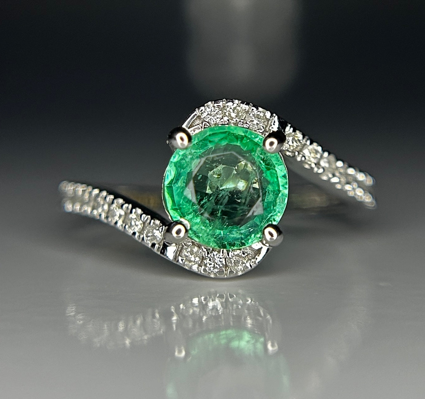 Beautiful 1.00ct Natural Emerald With Natural Diamonds & 18k Gold