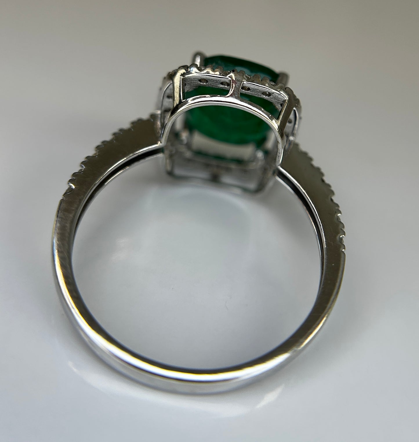 Beautiful Natural 2.81ct Emerald With Natural Diamonds & 18k Gold