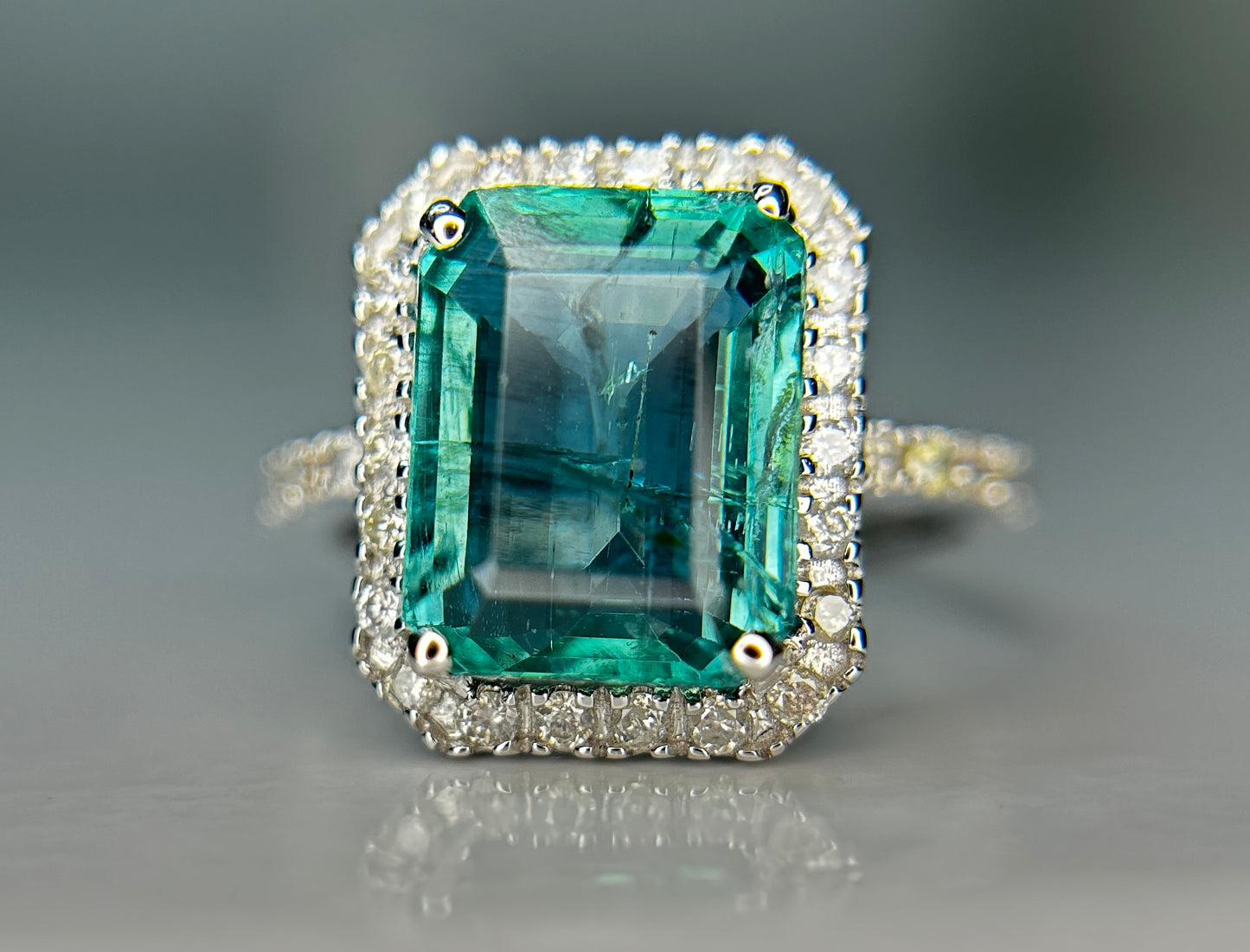 Beautiful Natural Emerald 4.27 CT With Natural Diamonds & 18kGold