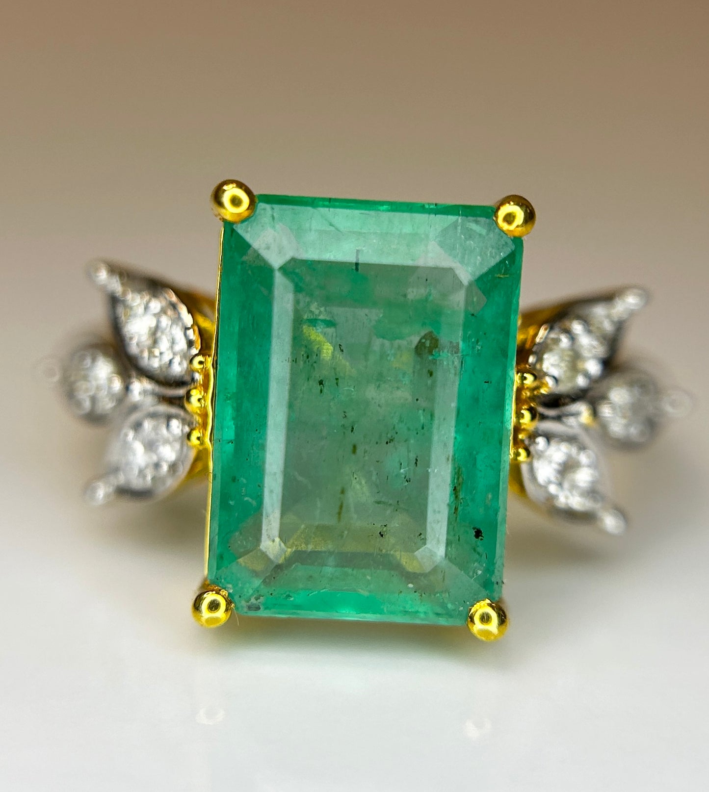 Beautiful Natural Emerald 4.32 CT With Natural Diamonds & 18k Gold