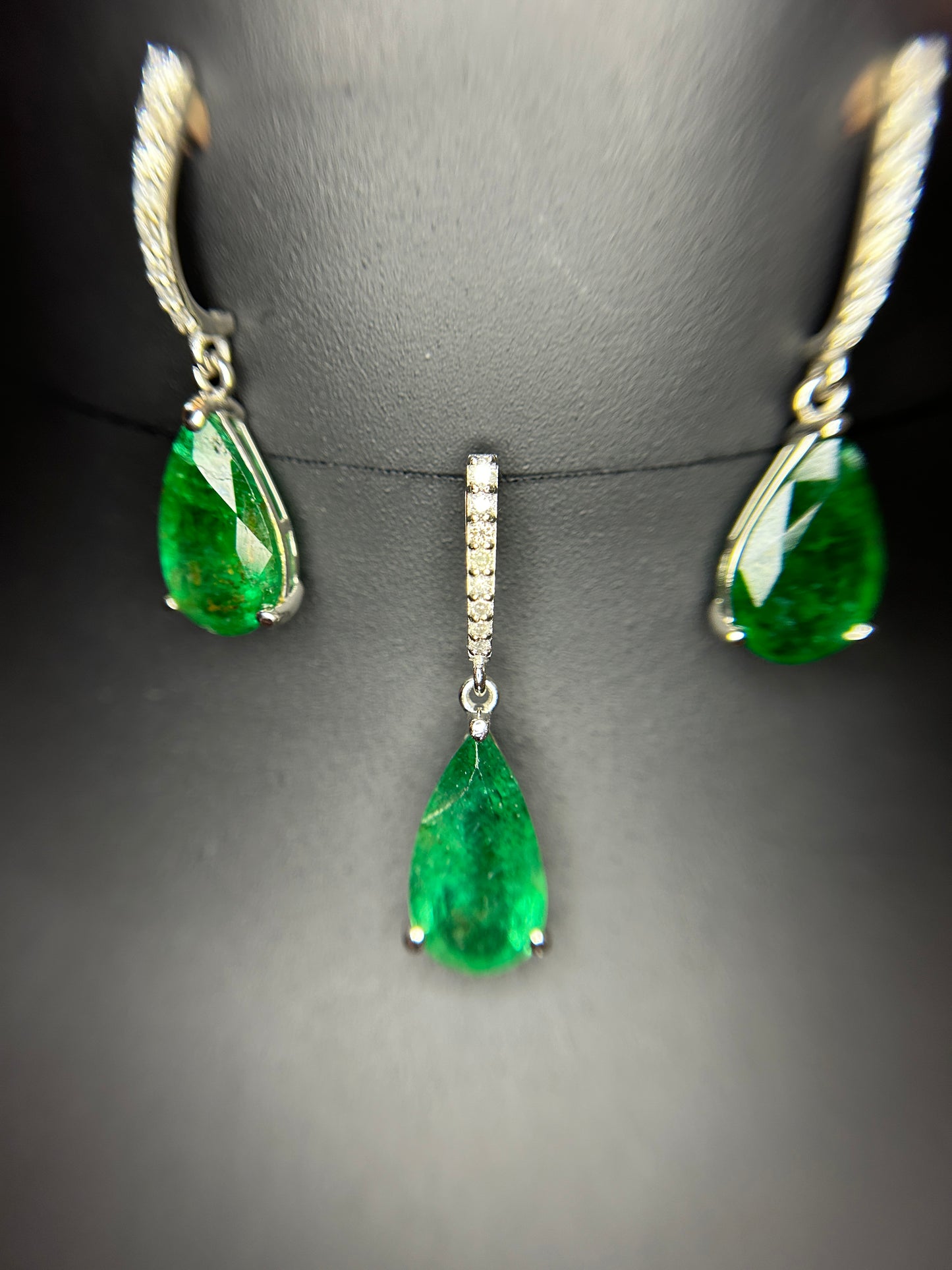 Beautiful 12.27ct Natural Emerald Earrings and Pendant Set With Natural Diamonds & 18k Gold