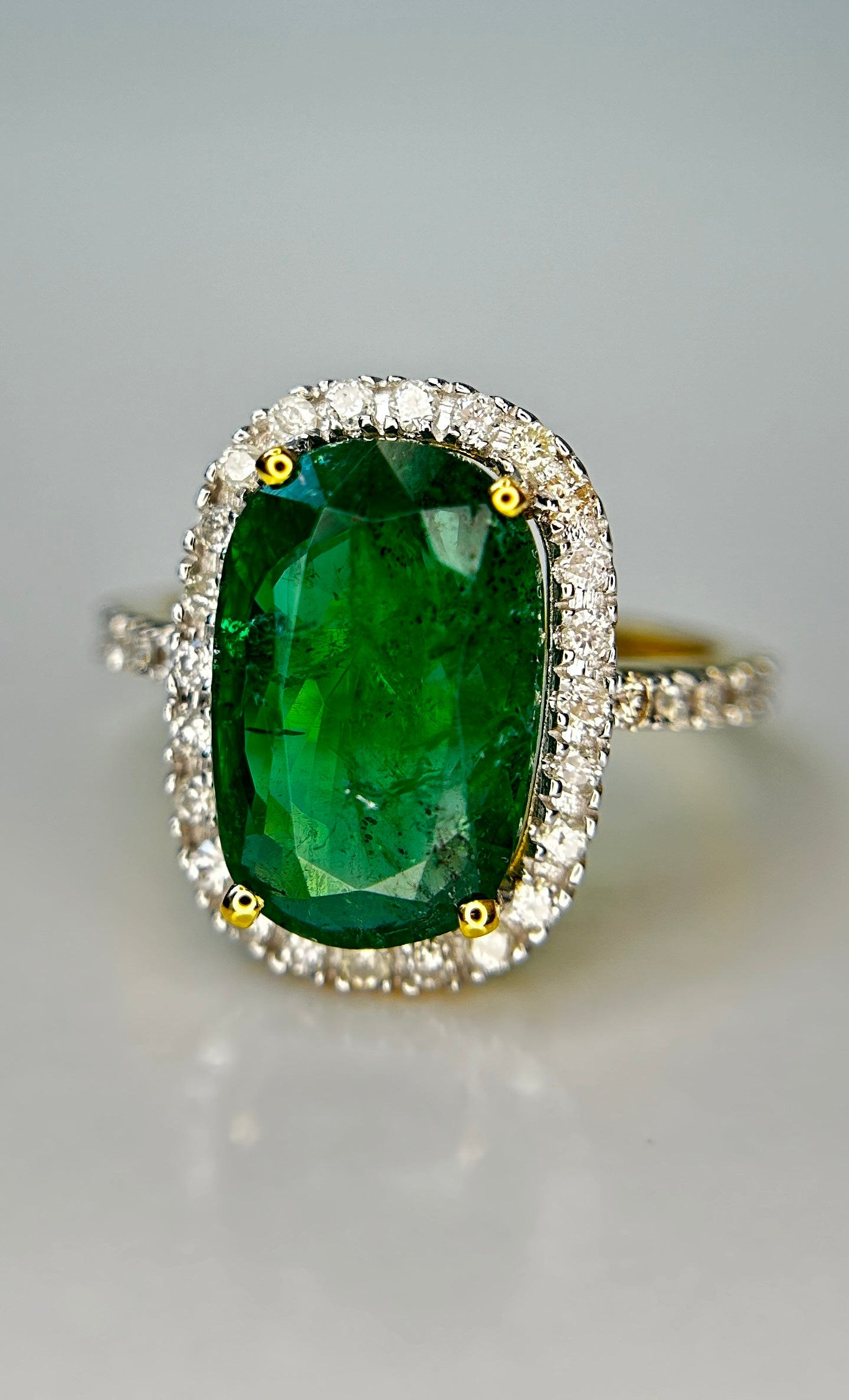 Beautiful Natural Emerald 3.90 CT With Natural Diamonds & 18k Gold