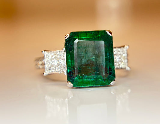 Beautiful 4.49 CT Natural Emerald With Natural Diamonds & 18k Gold