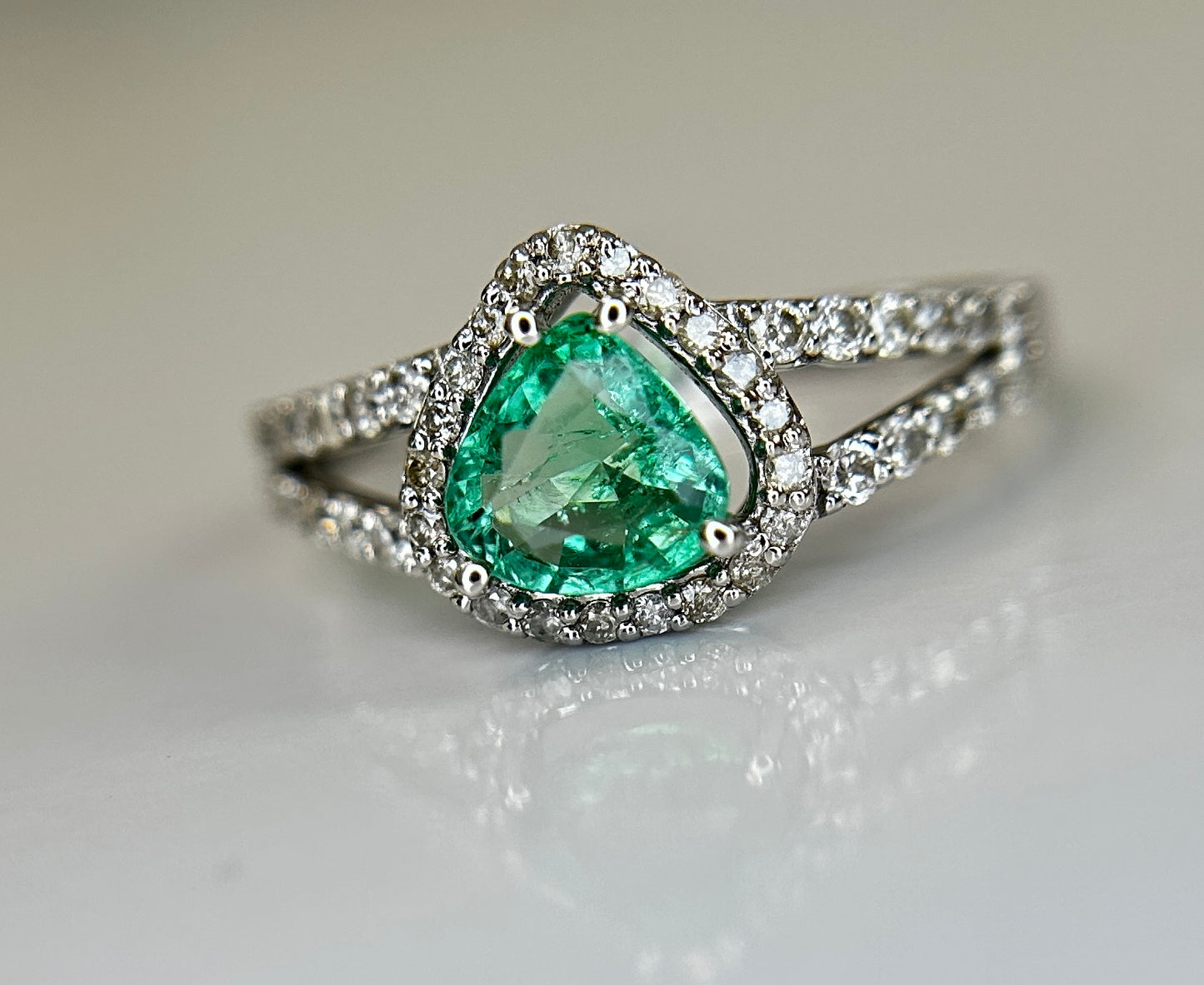 Beautiful Natural Emerald 0.66 CT With Natural Diamonds & 18k Gold