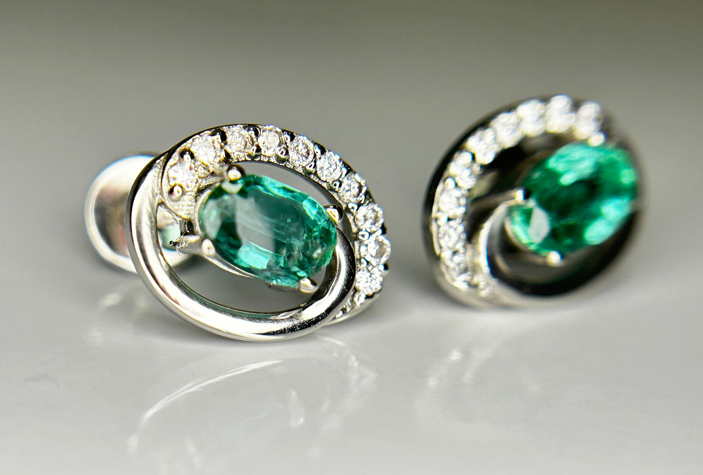 Beautiful 0.93ct Natural Emerald, Diamond Halo Set Stud Earrings In Platinum 950