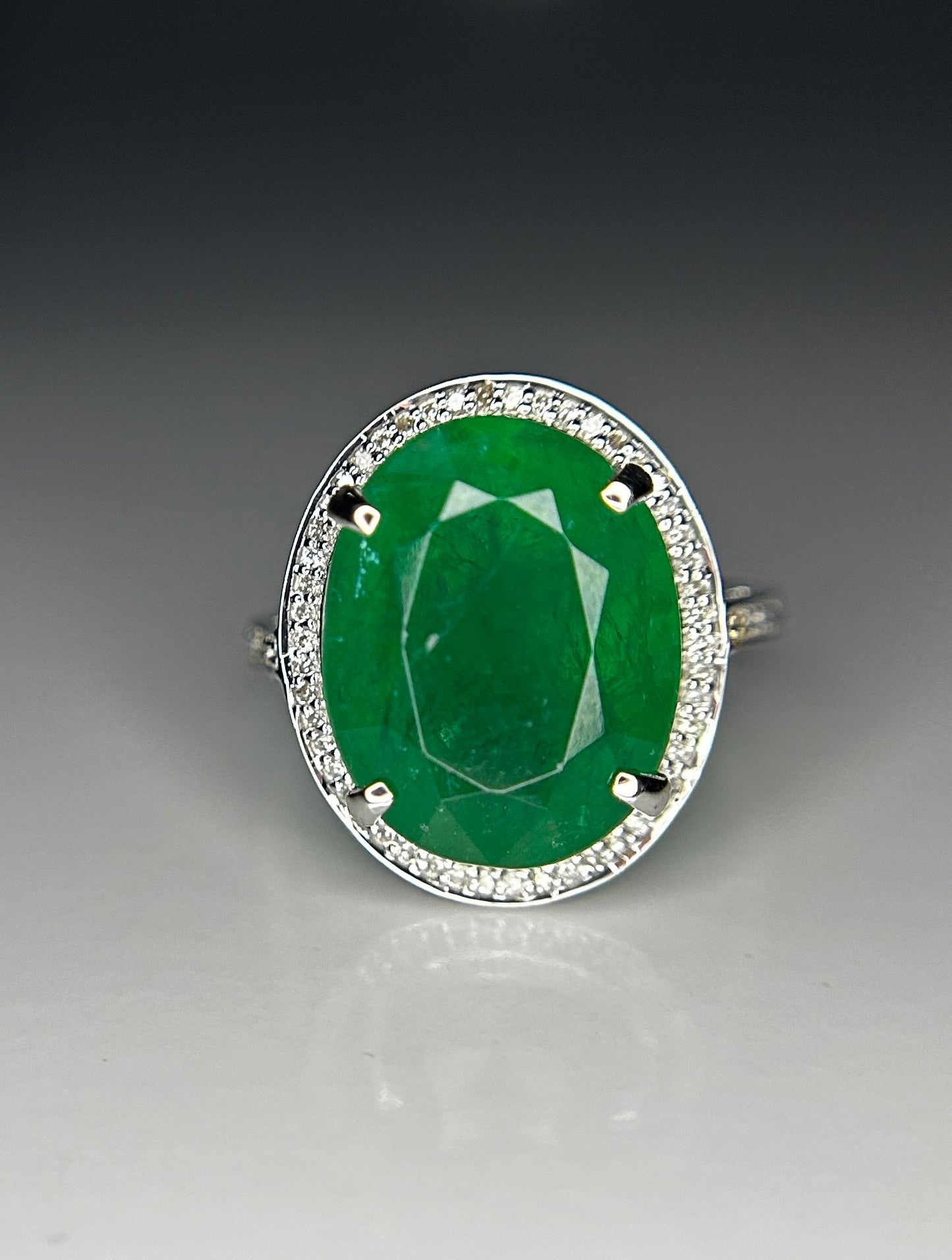 Beautiful 10.30 ct Natural Emerald With Natural Diamonds & 18k Gold