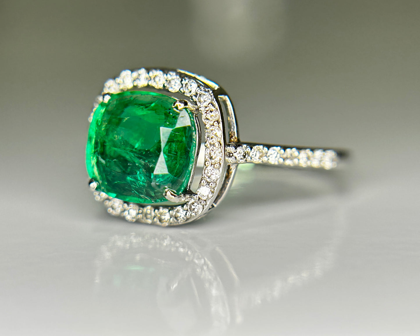 Beautiful 1.69 CT Natural Emerald Ring With Natural Diamonds & Platinum 950