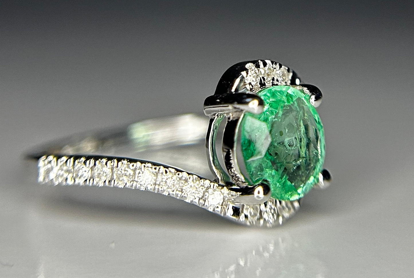 Beautiful 1.00ct Natural Emerald With Natural Diamonds & 18k Gold