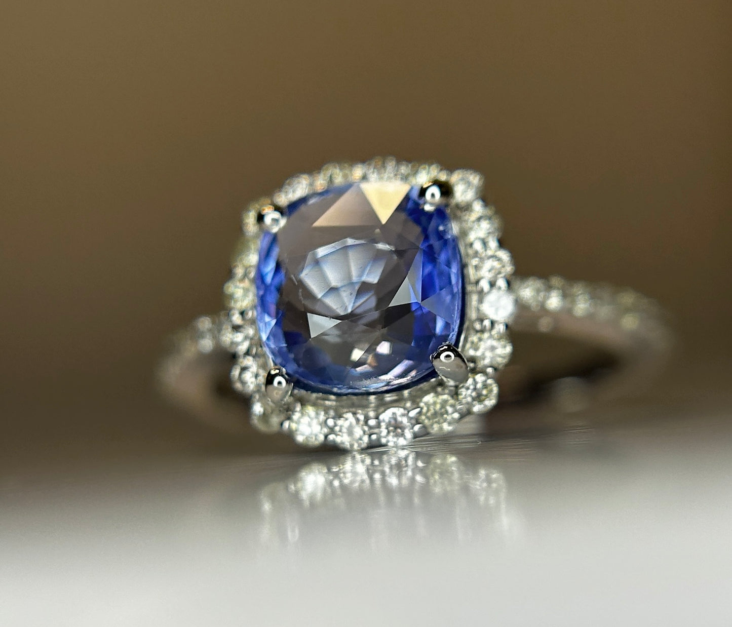 1.94 CT Ceylon Cornflour Blue Sapphire Diamonds & 18k Gold