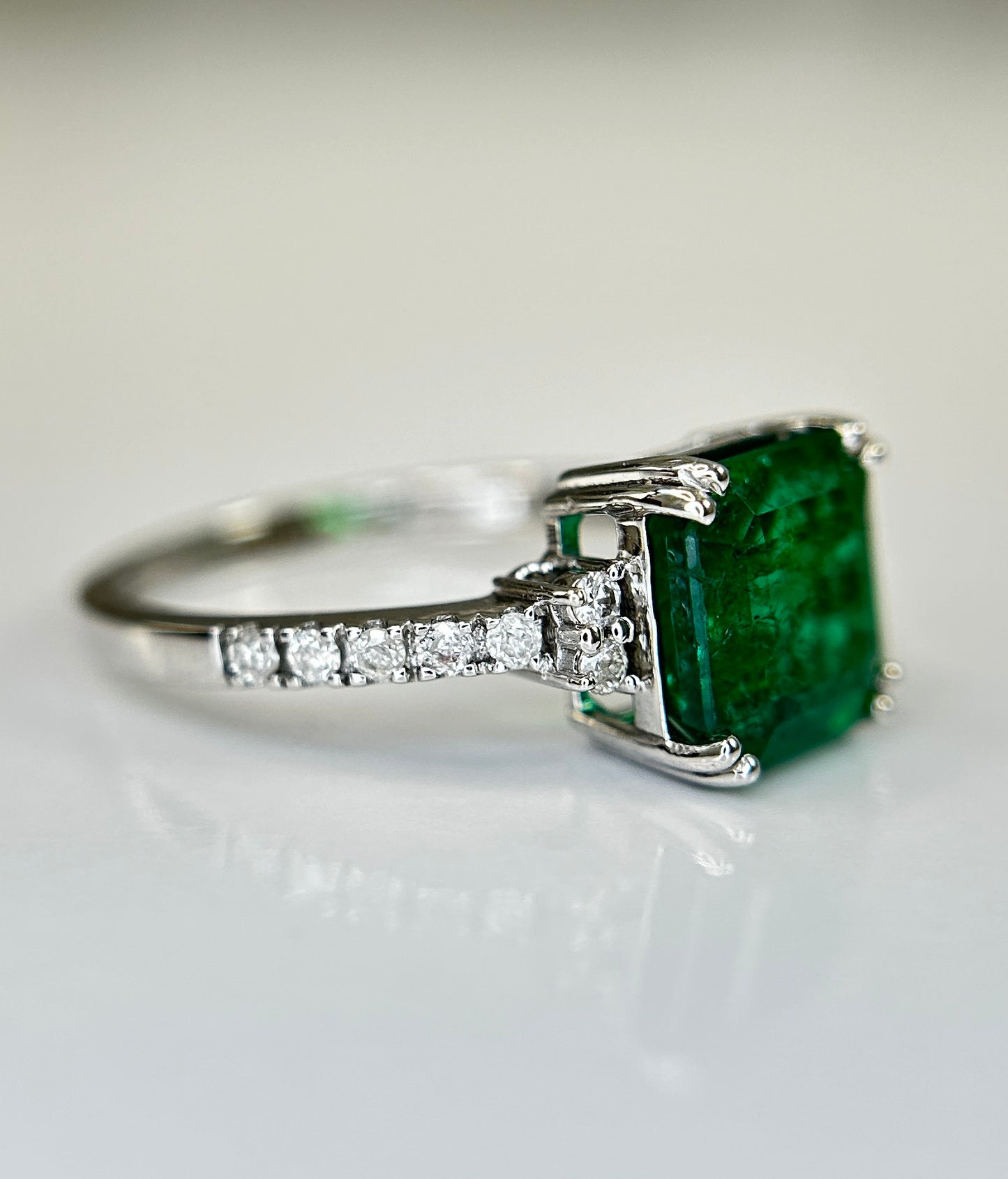 Beautiful Natural Emerald 2.30 CT With Natural Diamonds & 18k Gold