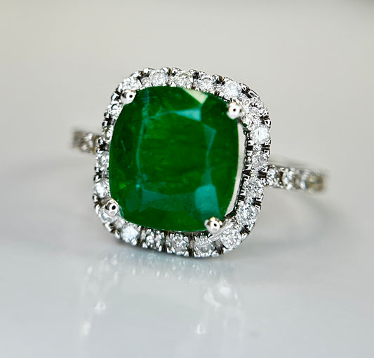 Beautiful Natural 2.81ct Emerald With Natural Diamonds & 18k Gold