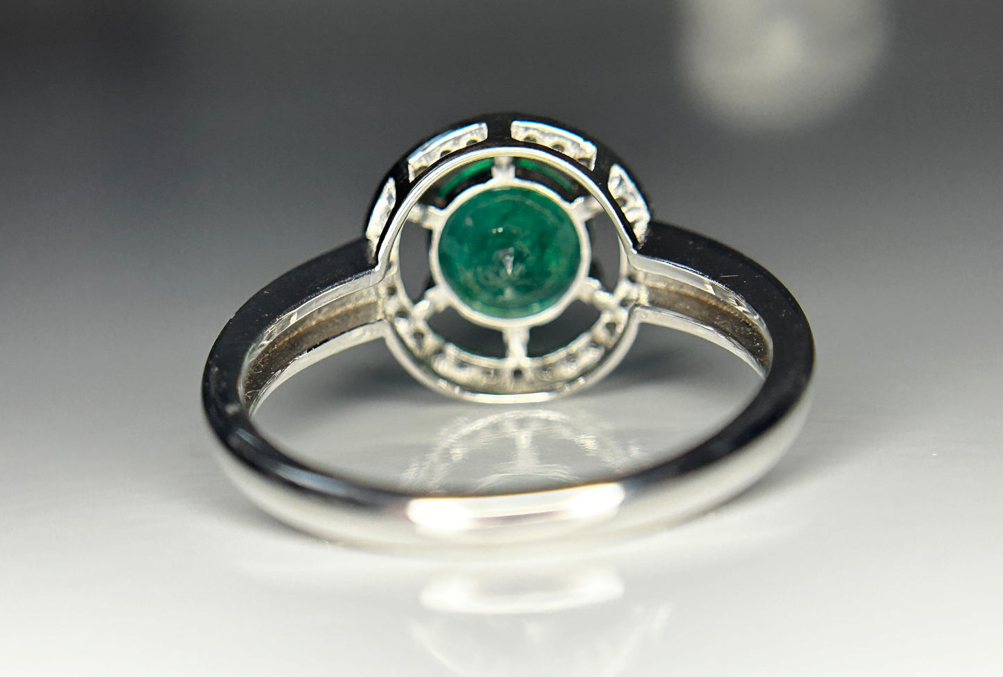 Beautiful Natural Emerald Ring With Natural Diamonds and 18k Gold