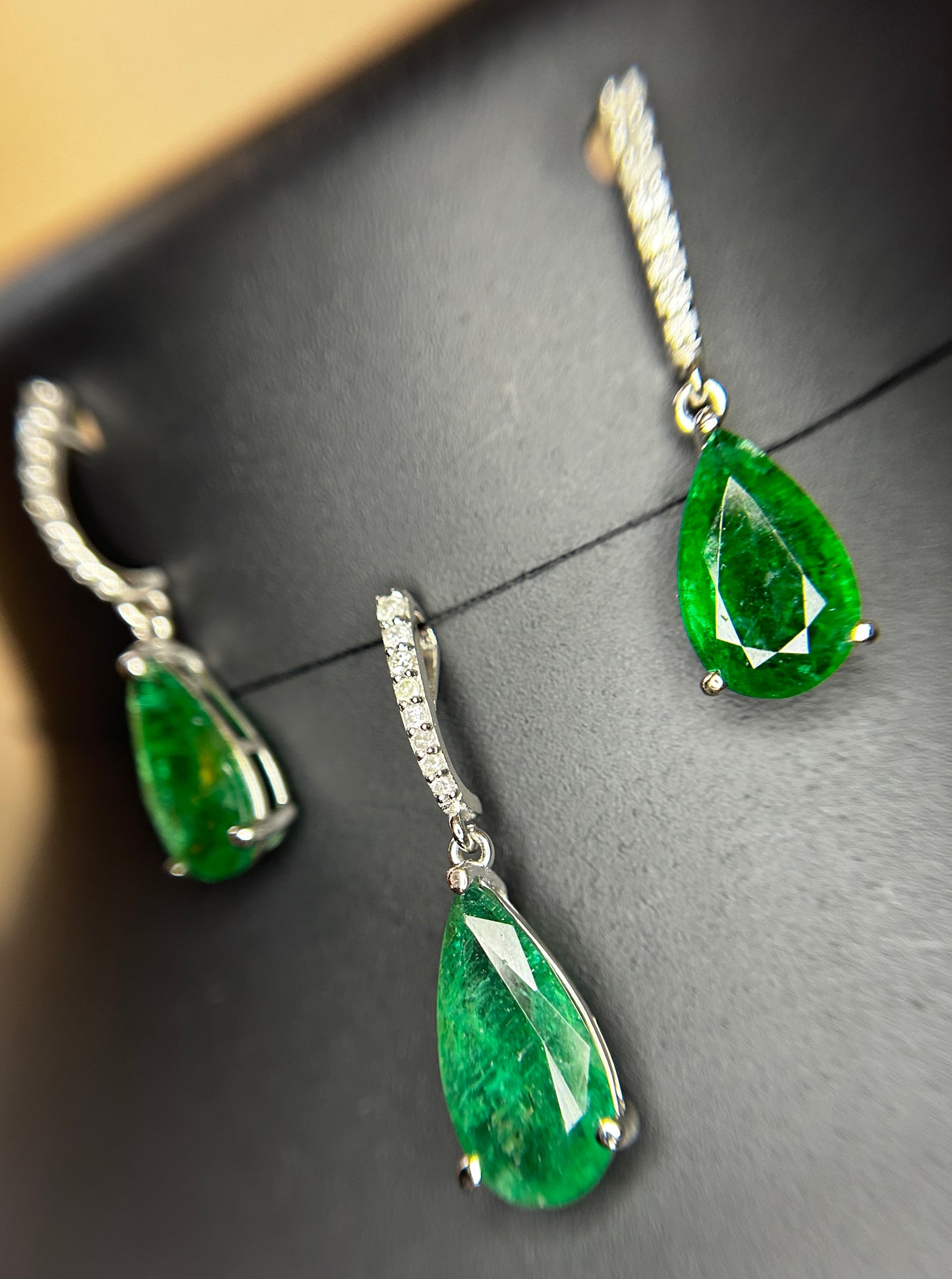 Beautiful 12.27ct Natural Emerald Earrings and Pendant Set With Natural Diamonds & 18k Gold