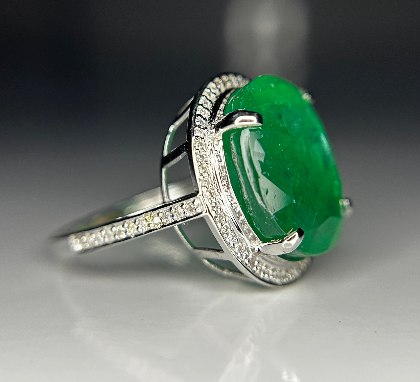 Beautiful 10.30 ct Natural Emerald With Natural Diamonds & 18k Gold