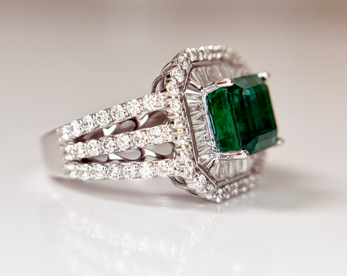Beautiful 3.01 CT Natural Emerald With 1.68 CT Natural Diamonds & 18k Gold