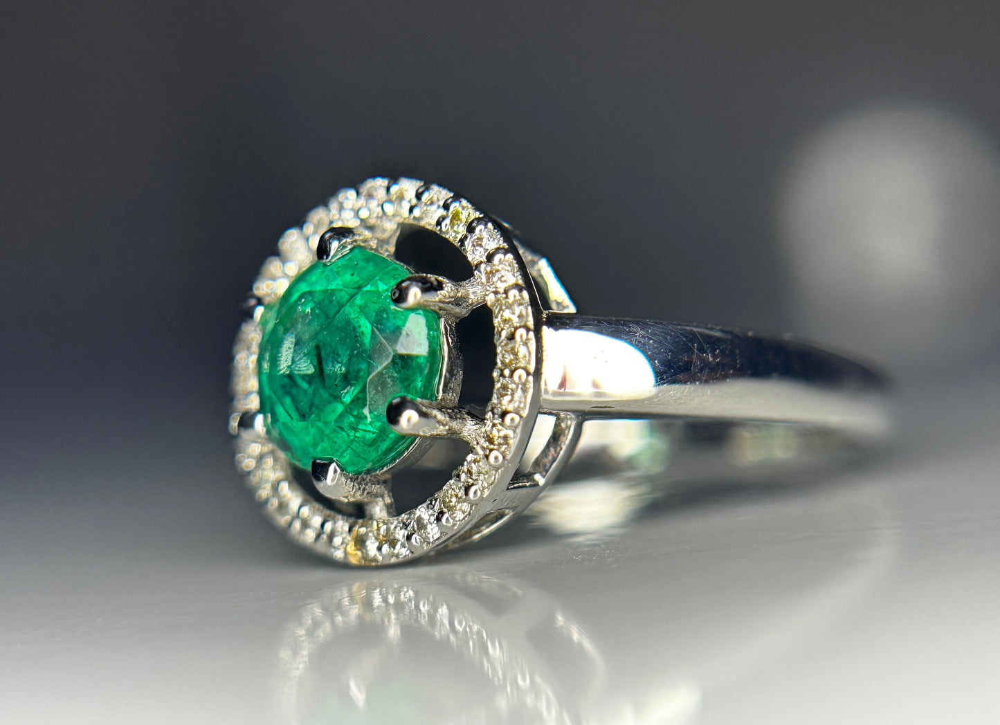 Beautiful Natural Emerald Ring With Natural Diamonds and 18k Gold