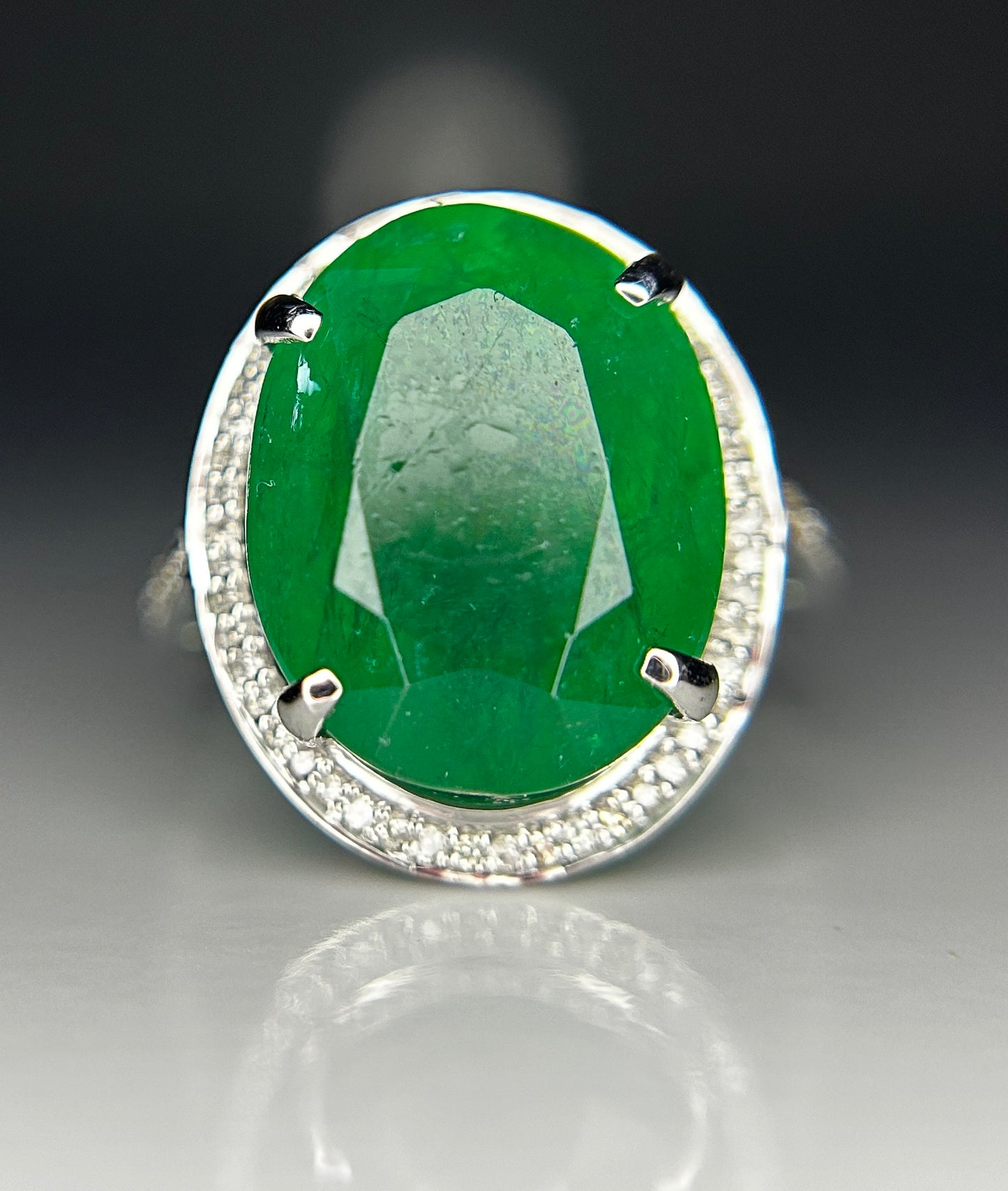 Beautiful 10.30 ct Natural Emerald With Natural Diamonds & 18k Gold