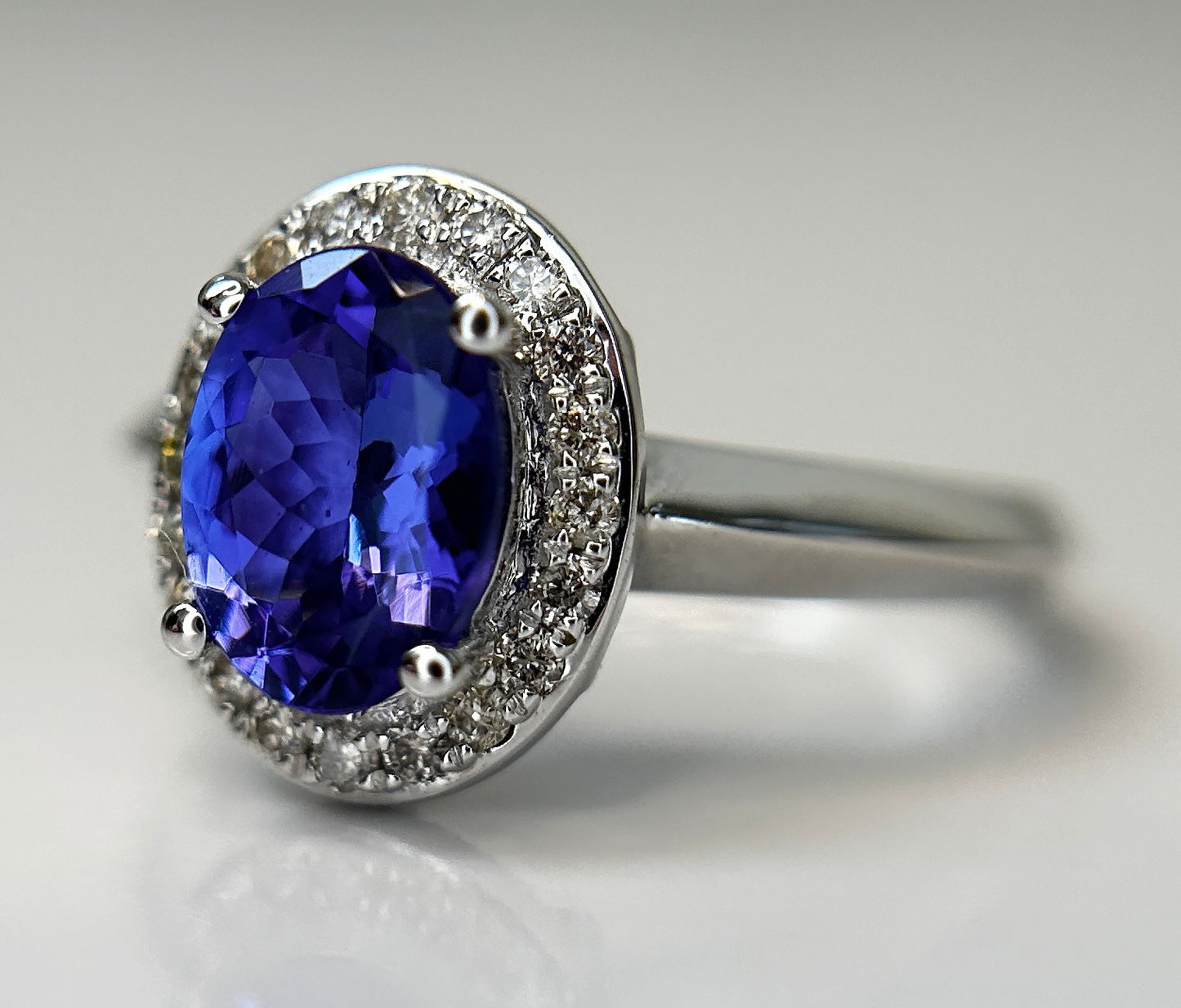 Beautiful Natural Tanzanite Ring With Diamonds and 18k Gold