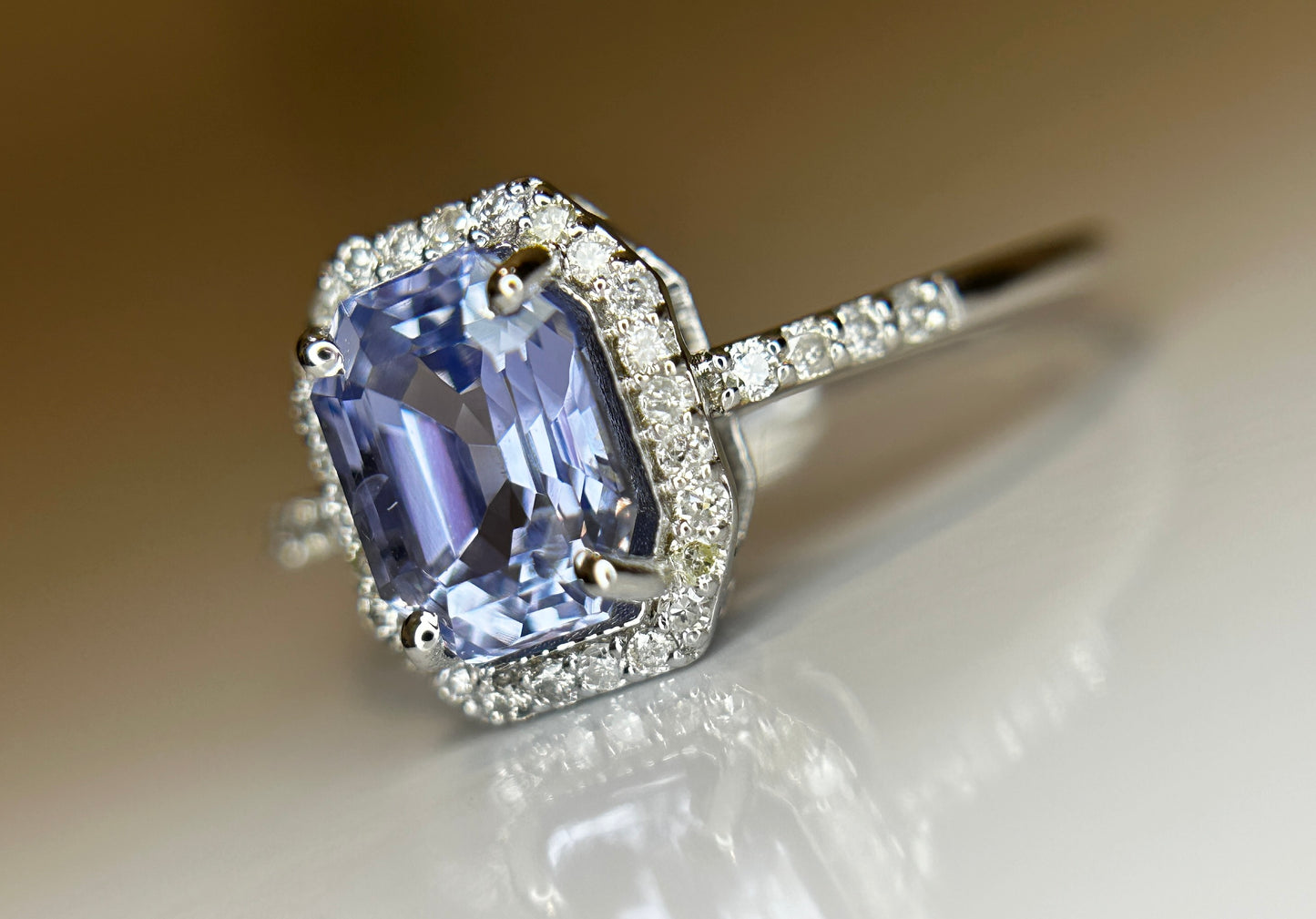 Beautiful 1.75 CT Unheated Ceylon Cornflour Blue Sapphire Diamonds & 18k Gold