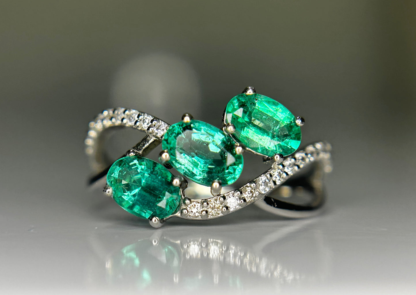 Beautiful 1.50 CT Natural Emerald Ring With Natural Diamonds & Platinum 950