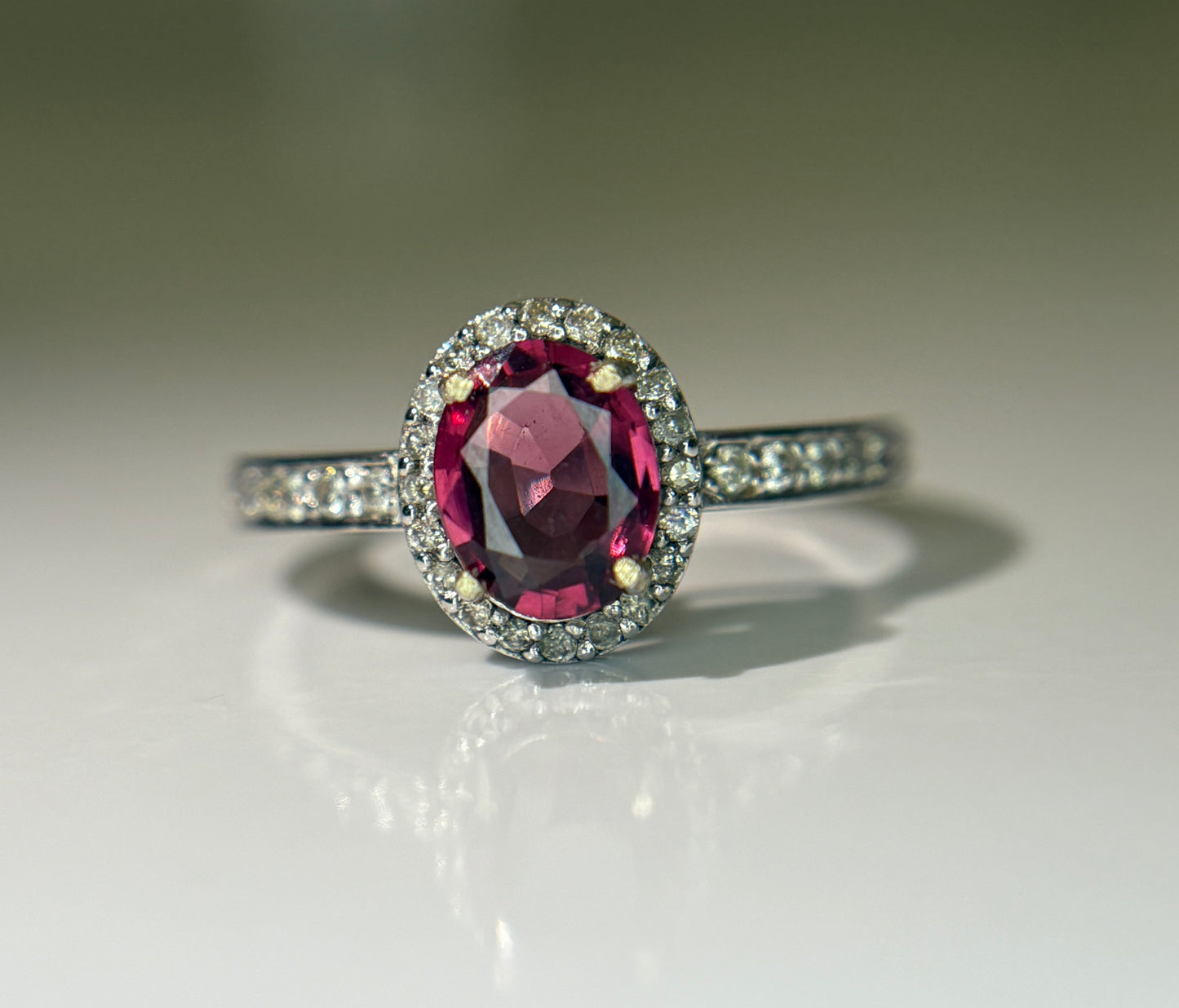 Beautiful Natural 1.00 Ct Spinel Ring With Diamonds and 18k Gold