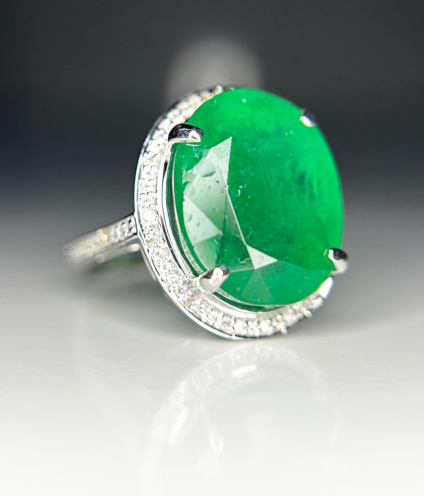 Beautiful 10.30 ct Natural Emerald With Natural Diamonds & 18k Gold