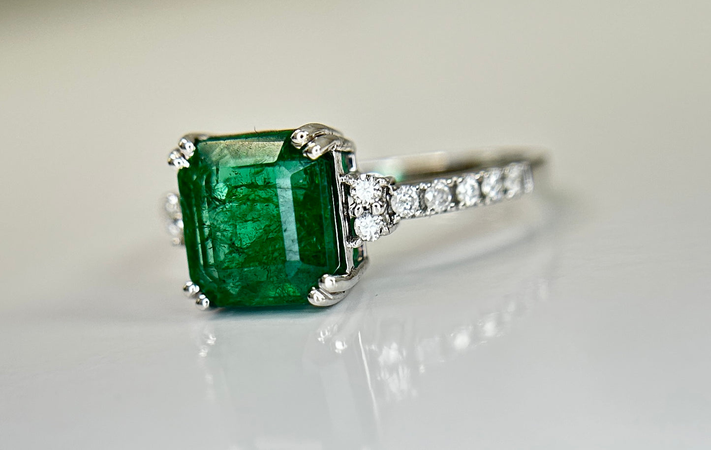 Beautiful Natural Emerald 2.30 CT With Natural Diamonds & 18k Gold