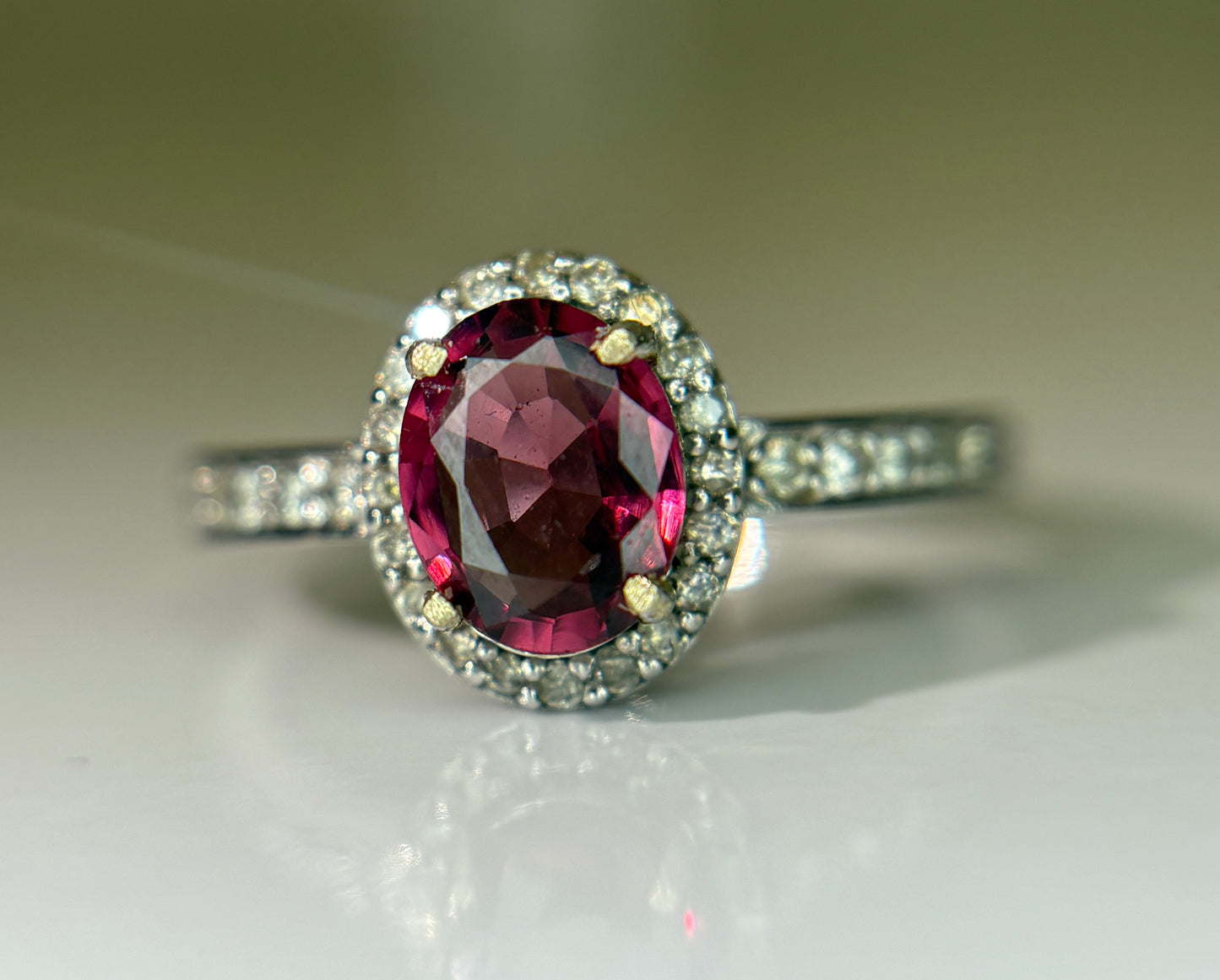 Beautiful Natural 1.00 Ct Spinel Ring With Diamonds and 18k Gold