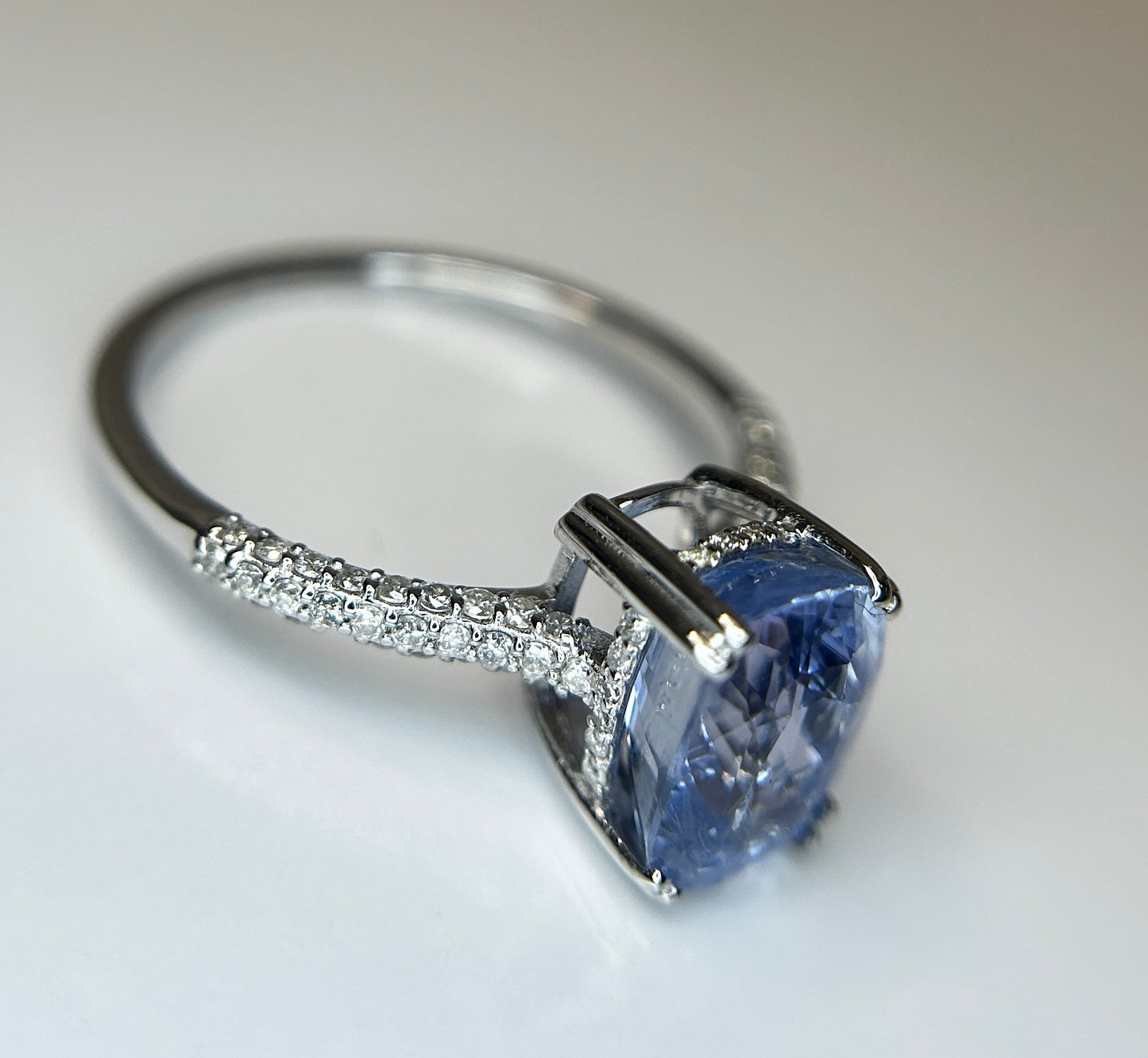 2.79CT Unheated/Untreated Ceylon Cornflour Blue Sapphire Diamonds & 18k Gold