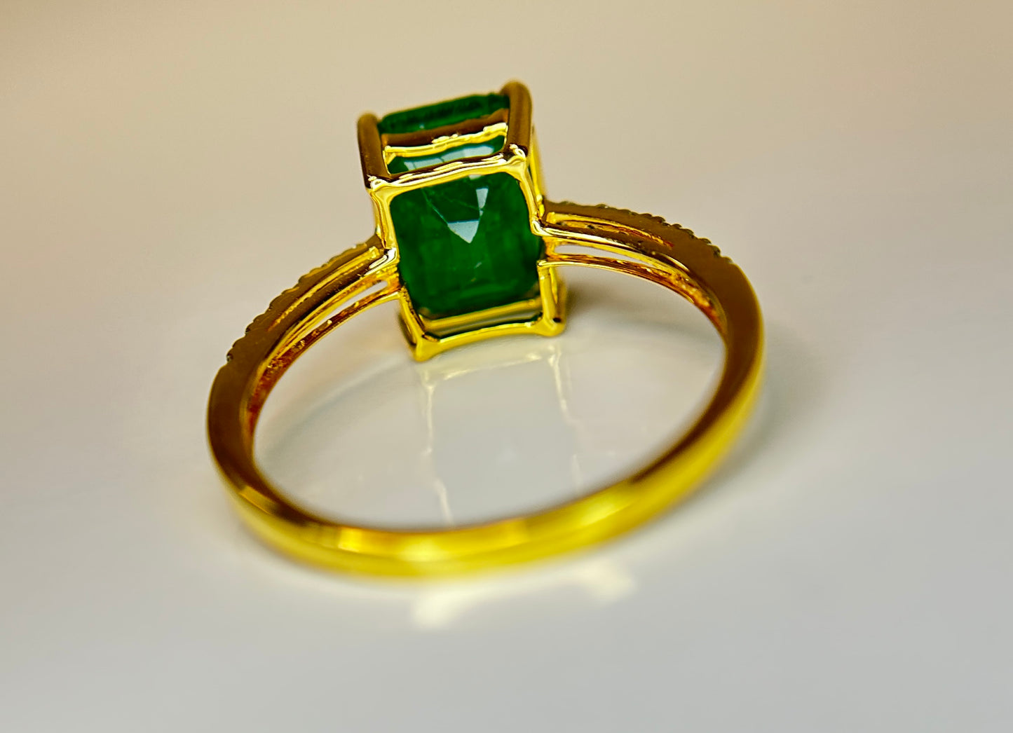 Beautiful Natural Emerald 2.96 CT With Natural Diamonds & 18k Gold