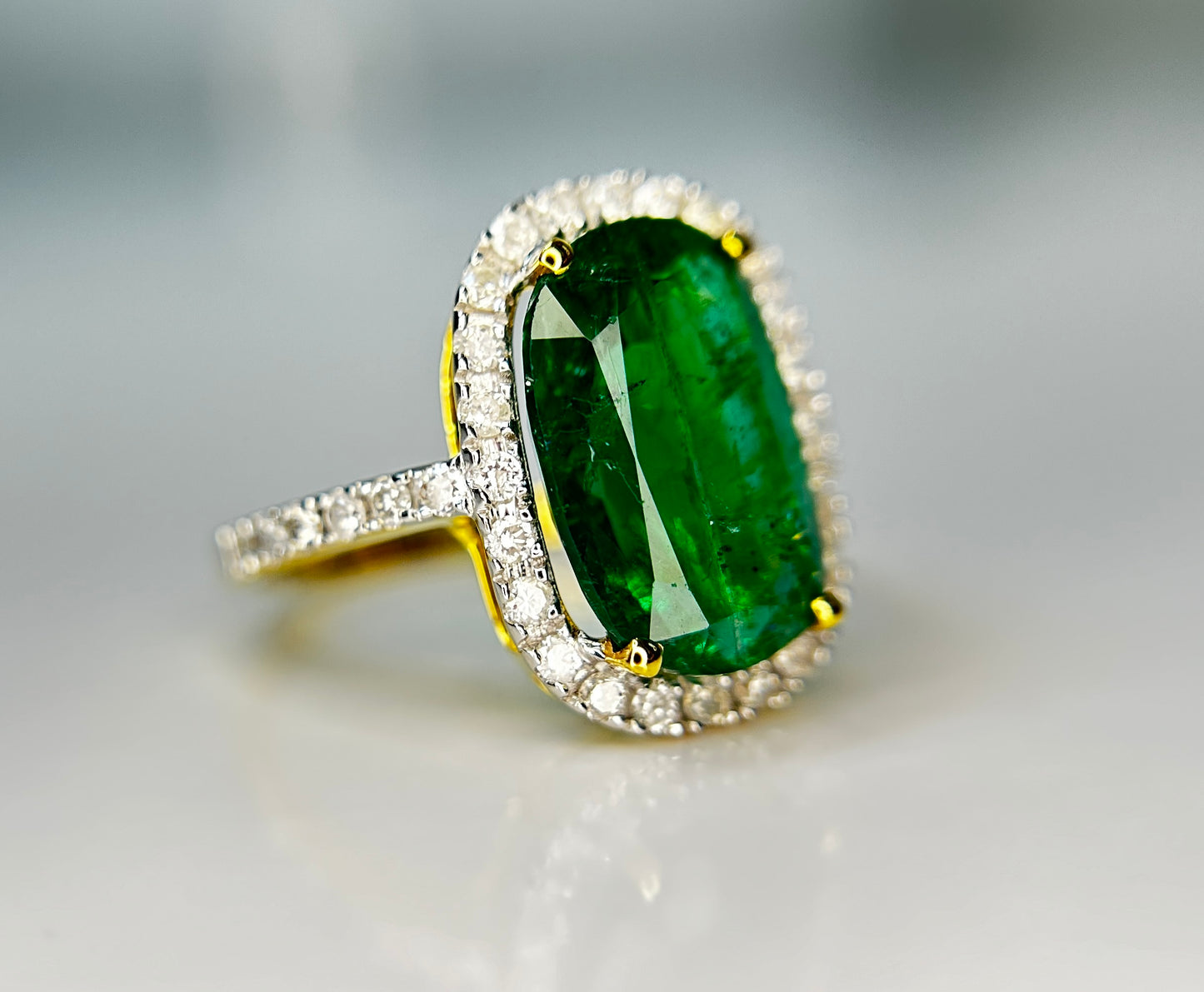 Beautiful Natural Emerald 3.90 CT With Natural Diamonds & 18k Gold