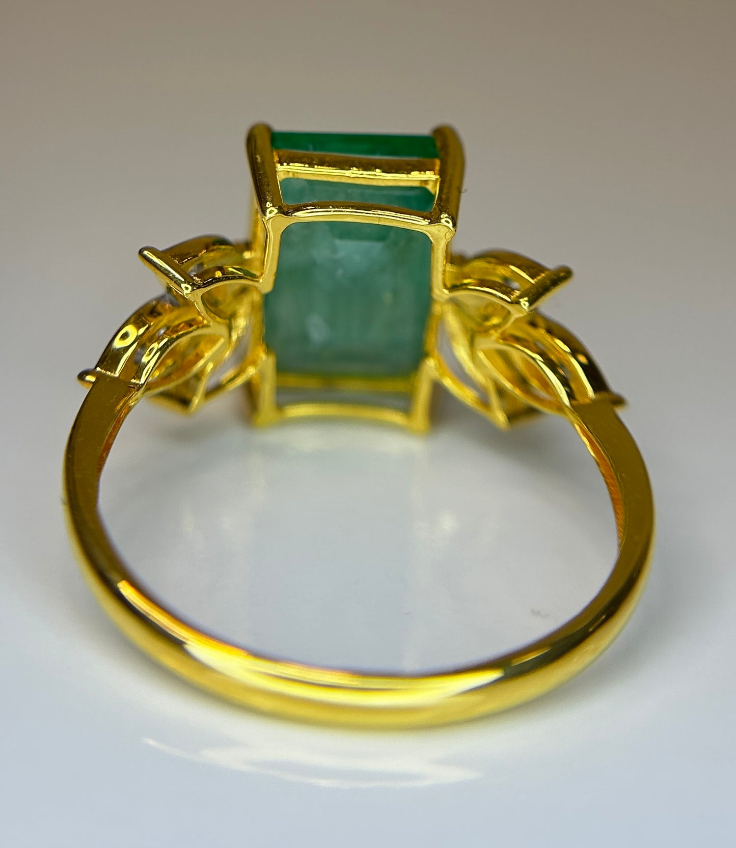 Beautiful Natural Emerald 4.32 CT With Natural Diamonds & 18k Gold