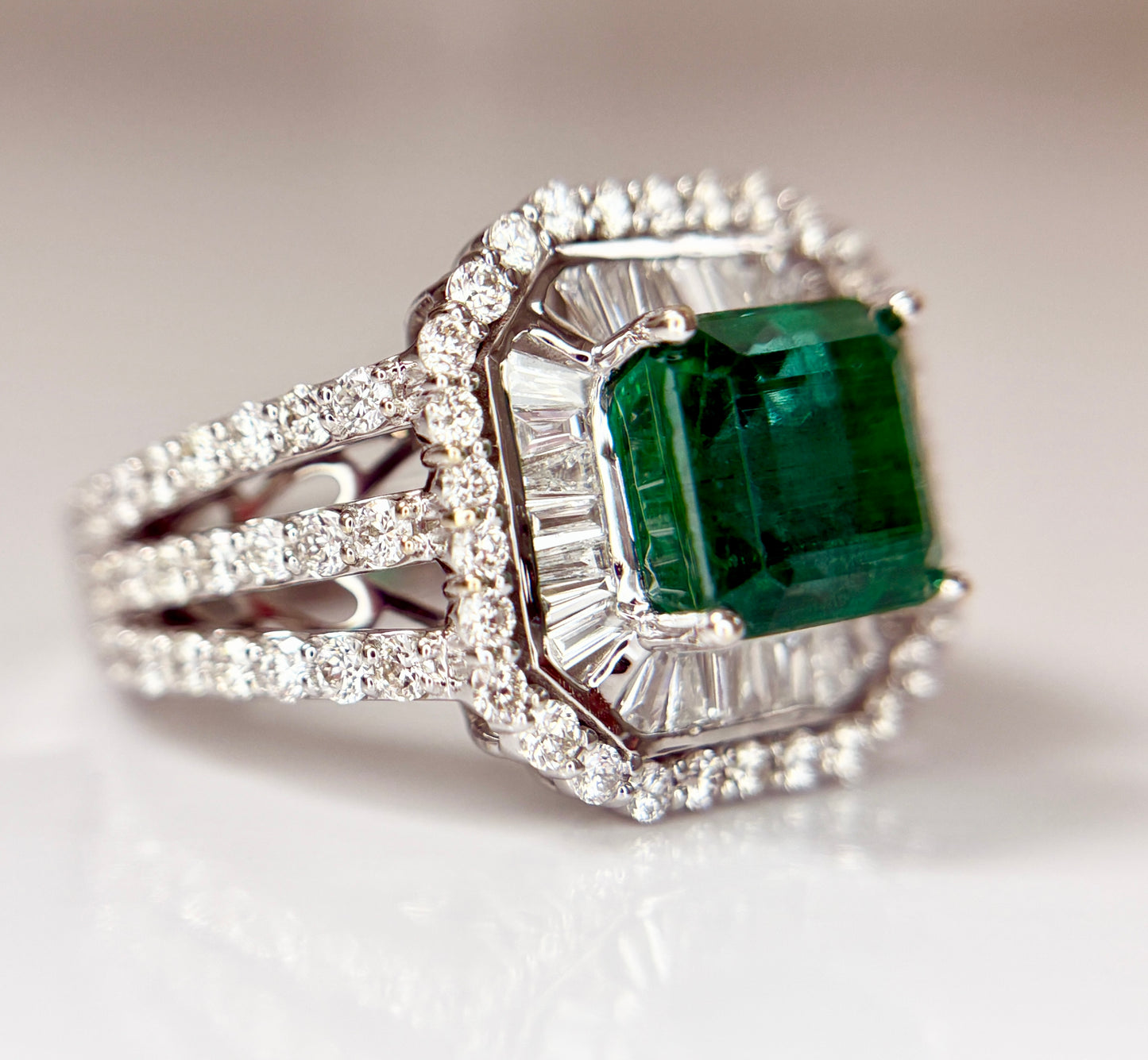 Beautiful 3.01 CT Natural Emerald With 1.68 CT Natural Diamonds & 18k Gold