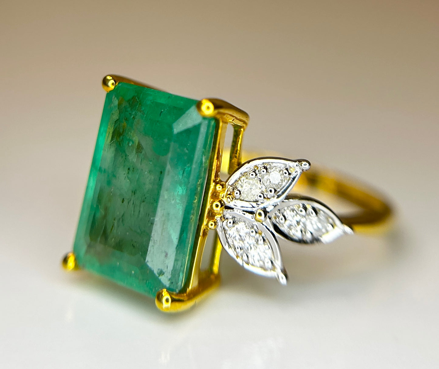 Beautiful Natural Emerald 4.32 CT With Natural Diamonds & 18k Gold