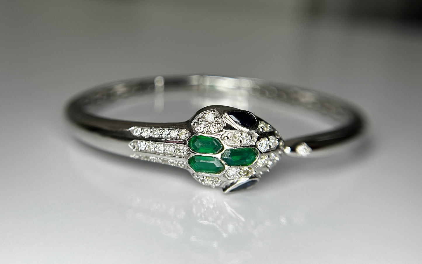 Beautiful Natural Diamond, Blue Sapphire and Green Onyx Snake Bracelet With 18k White Gold