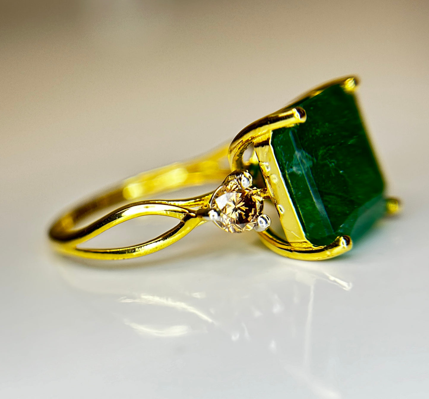 Beautiful Natural Emerald 4.76 CT With Natural Diamonds & 18k Gold