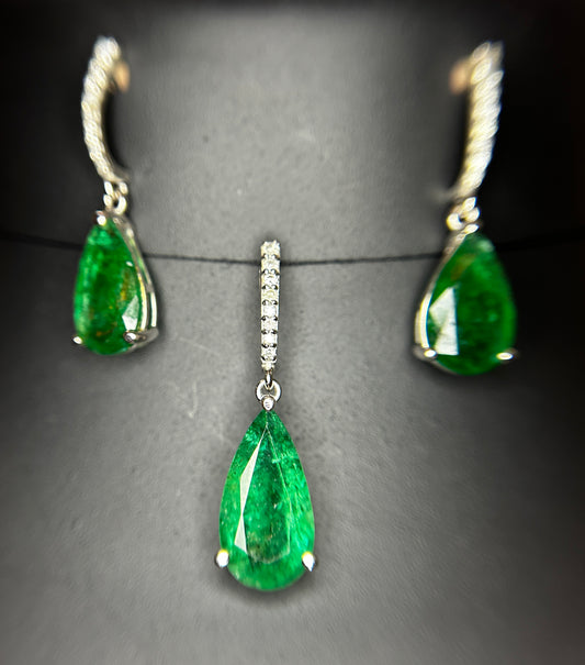 Beautiful 12.27ct Natural Emerald Earrings and Pendant Set With Natural Diamonds & 18k Gold