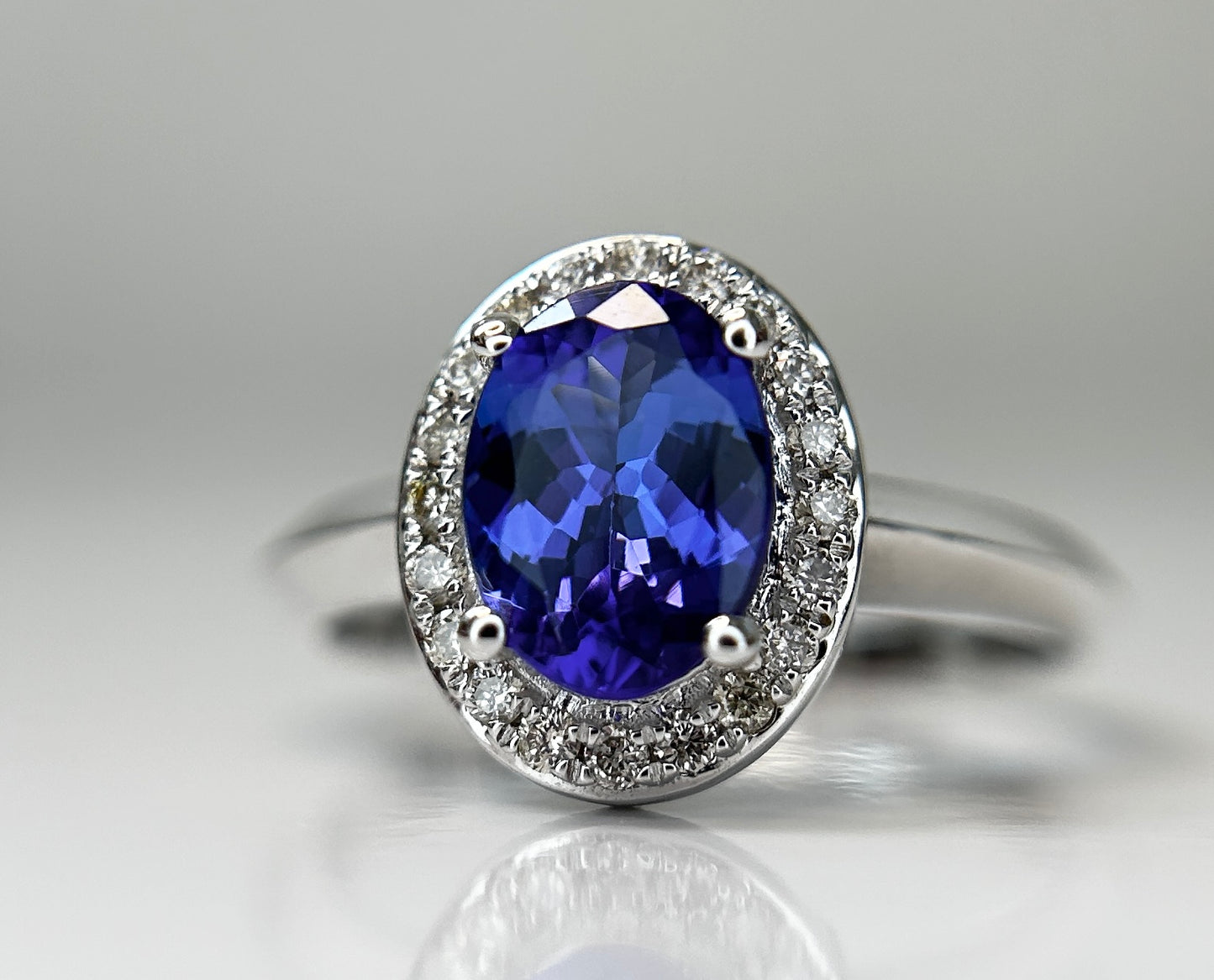 Beautiful Natural Tanzanite Ring With Diamonds and 18k Gold