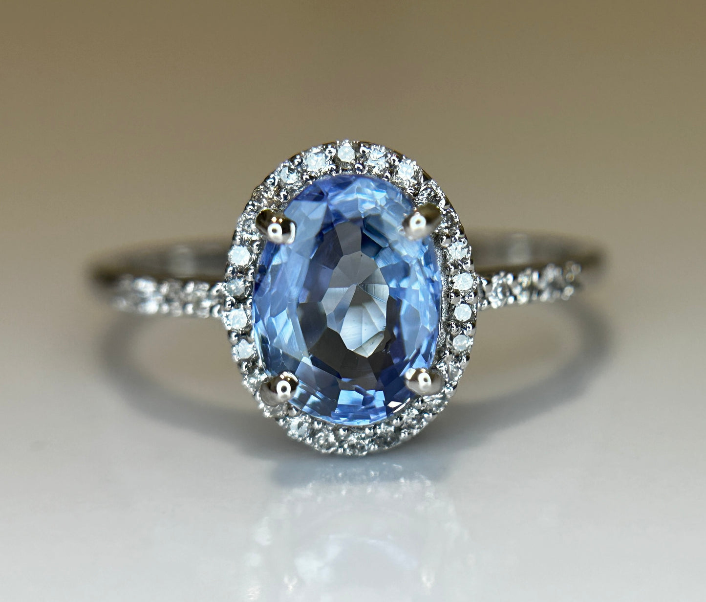 Beautiful 1.73CT Unheated Ceylon Cornflour Blue Sapphire Diamonds & 18k Gold