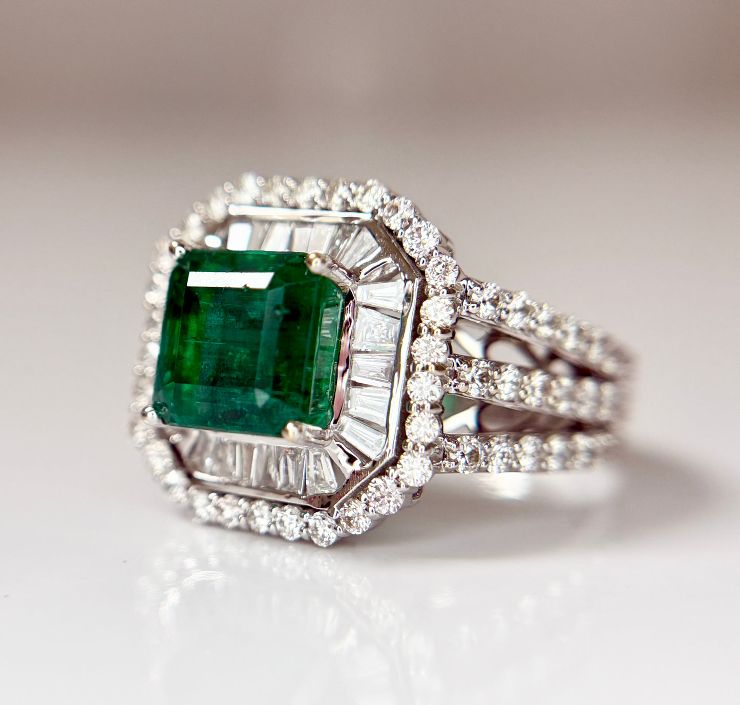 Beautiful 3.01 CT Natural Emerald With 1.68 CT Natural Diamonds & 18k Gold