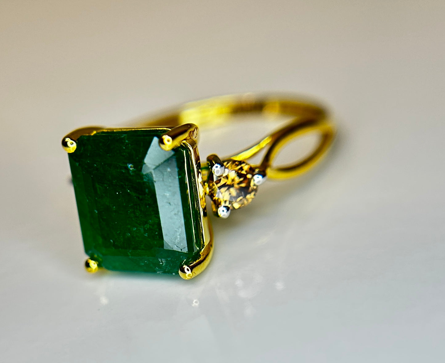 Beautiful Natural Emerald 4.76 CT With Natural Diamonds & 18k Gold