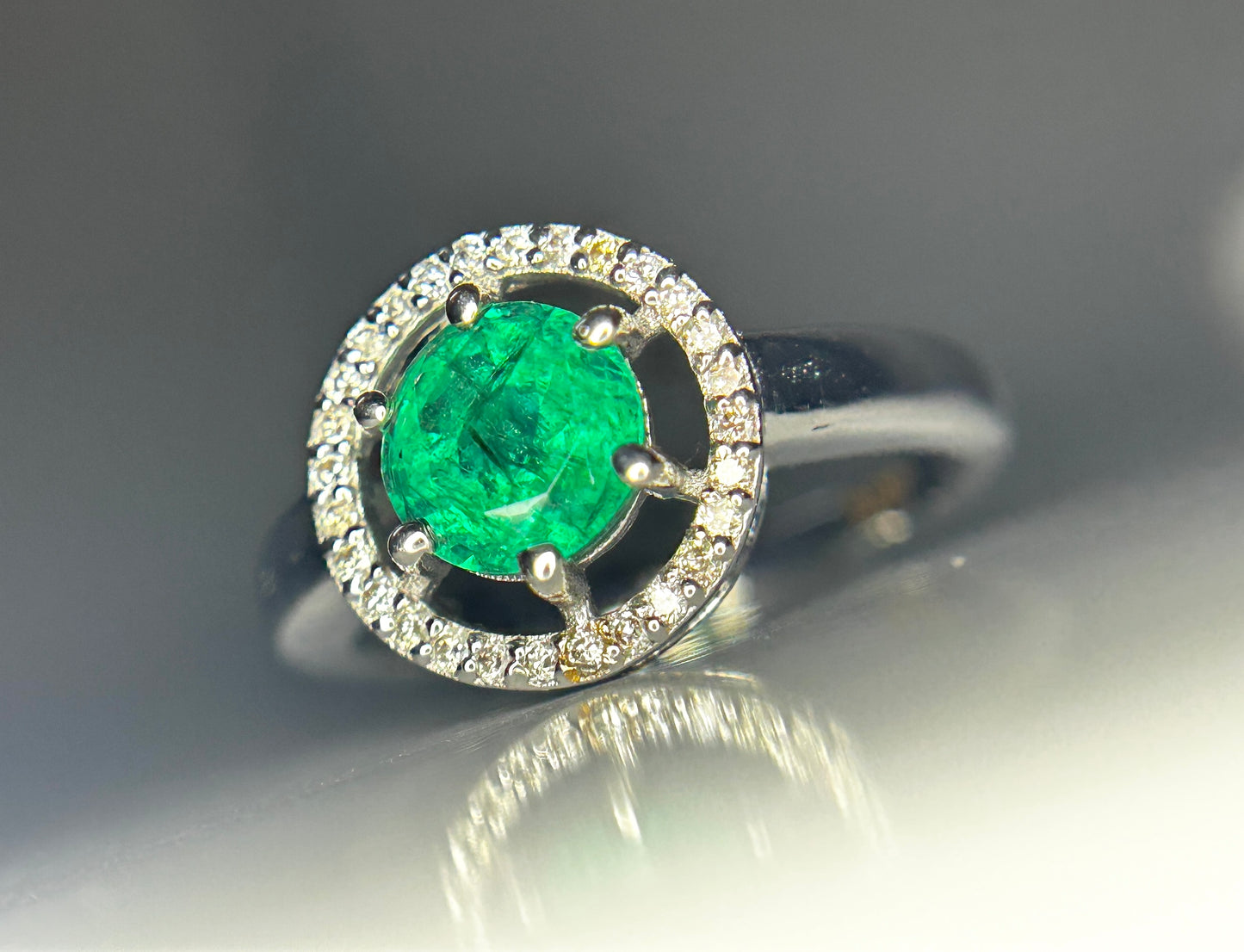 Beautiful Natural Emerald Ring With Natural Diamonds and 18k Gold