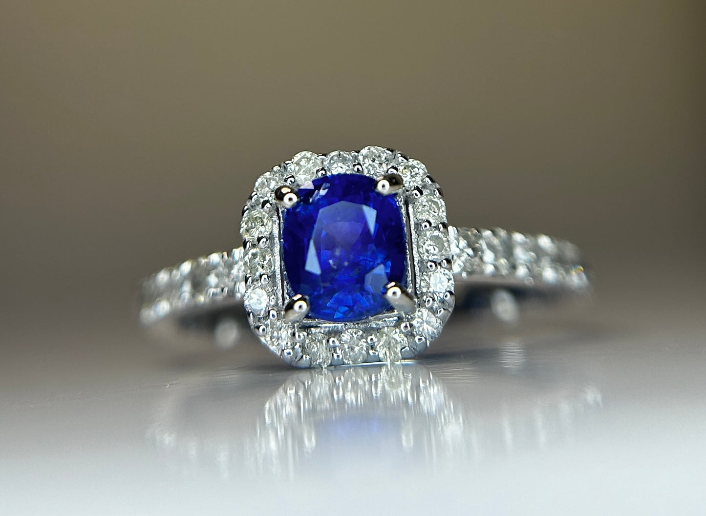 Beautiful Natural Ceylon Royal Blue Sapphire W Natural Diamonds & 18k Gold