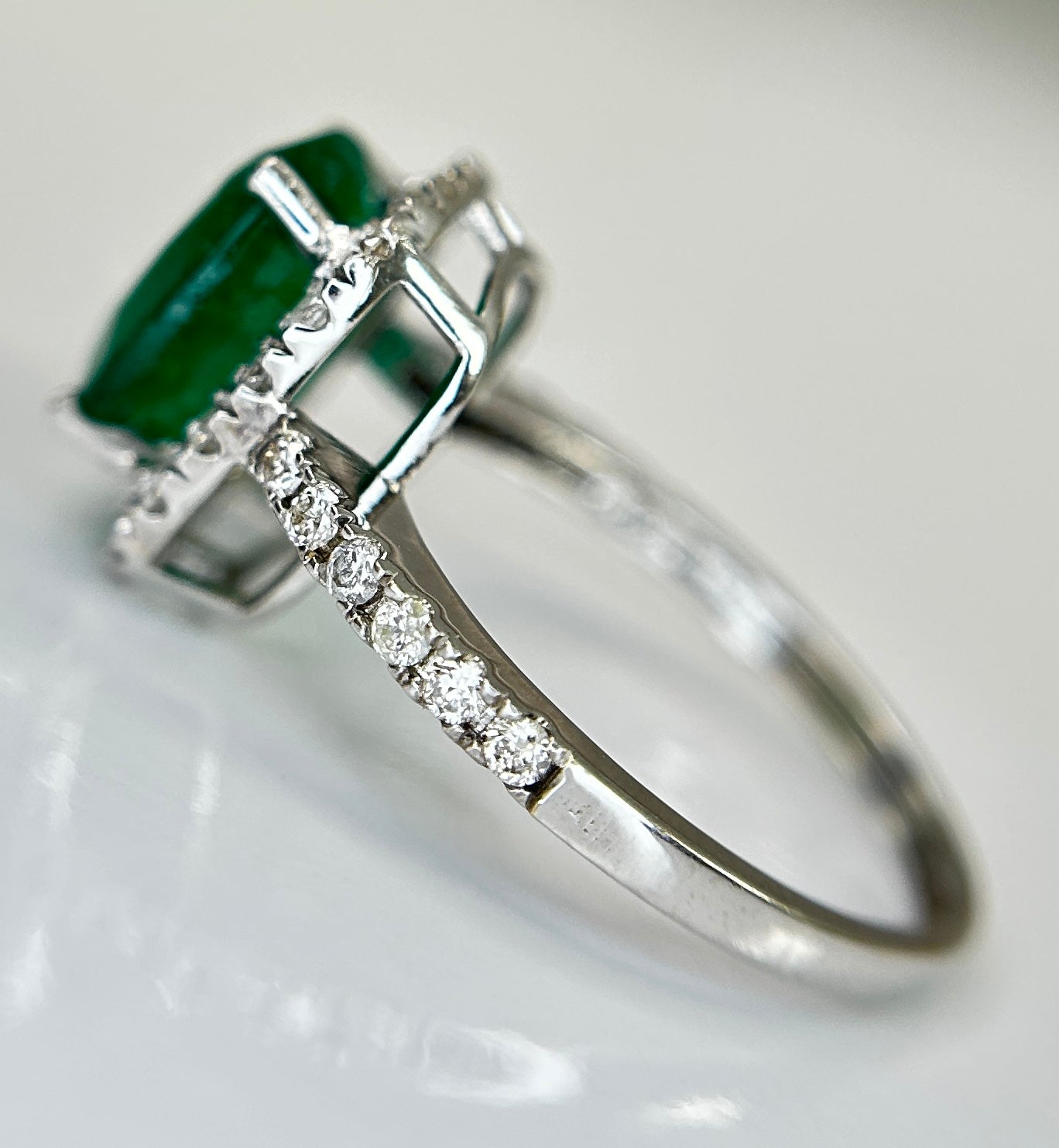 Beautiful Natural 2.81ct Emerald With Natural Diamonds & 18k Gold